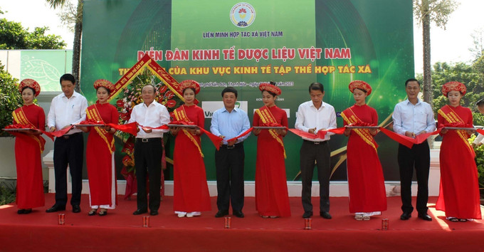 Các đại biểu cắt băng khai mạc triển lãm "Con đường Dược liệu Việt, Kho báu xanh". Ảnh: Nguyễn Nam - TTXVN Đưa dược liệu Việt Nam phát triển và hội nhập toàn cầu ảnh 1