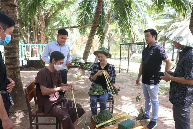 Du khách trải nghiệm du lịch nông trại miệt vườn tại Bến Tre. Ảnh: Huỳnh Phúc Hậu - TTXVN Phát huy thế mạnh du lịch sinh thái “Xứ Dừa Bến Tre” ảnh 3