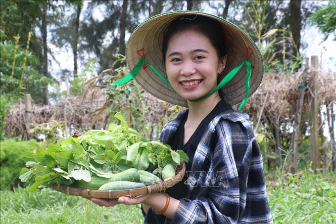 Du khách trải nghiệm du lịch nông trại miệt vườn tại Bến Tre. Ảnh: Huỳnh Phúc Hậu - TTXVN Phát huy thế mạnh du lịch sinh thái “Xứ Dừa Bến Tre” ảnh 1