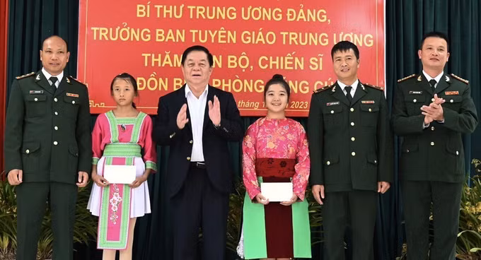 Trưởng Ban Tuyên giáo Trung ương Nguyễn Trọng Nghĩa: Không ngừng nâng cao trình độ chuyên môn nghiệp vụ, giữ vững an ninh trên tuyến biên giới ảnh 3