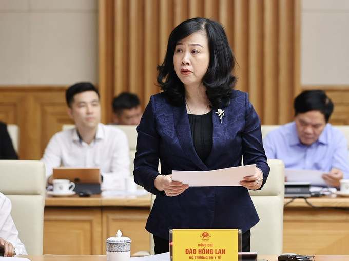 Bộ trưởng Bộ Y tế Đào Hồng Lan báo cáo tổng kết công tác phòng, chống dịch COVID-19. Ảnh: Dương Giang-TTXVN Bãi bỏ một số văn bản phòng, chống dịch COVID-19 ảnh 1