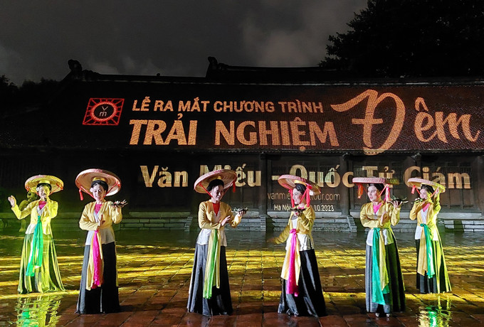 Trình diễn nghệ thuật truyền thống tại tour đêm Văn Miếu - Quốc Tử Giám. Ảnh: Đinh Thuận - TTXVN Tour đêm Văn Miếu – Quốc Tử Giám: Tinh hoa đạo học ảnh 5