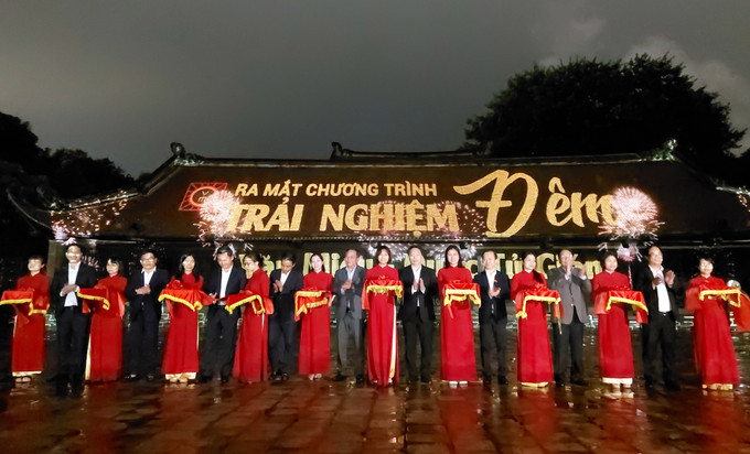 Các đại biểu cắt băng khai mạc chương trình trải nghiệm đêm Văn Miếu - Quốc Tử Giám. Ảnh: Đinh Thuận – TTXVN Tour đêm Văn Miếu – Quốc Tử Giám: Tinh hoa đạo học ảnh 2