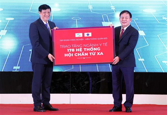 Tập đoàn Công nghiệp-Viễn thông Quân đội trao tặng ngành Y tế 178 hệ thống hội chẩn từ xa. Ảnh: Thống Nhất – TTXVN Thủ tướng Nguyễn Xuân Phúc: Nhanh chóng mở rộng mạng lưới khám, chữa bệnh từ xa ảnh 5