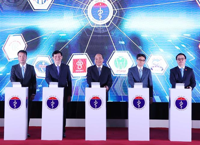 Thủ tướng Nguyễn Xuân Phúc và các đại biểu thực hiện nghi thức khánh thành kết nối 1000 cơ sở khám, chữa bệnh từ xa. Ảnh: Thống Nhất – TTXVN Thủ tướng Nguyễn Xuân Phúc: Nhanh chóng mở rộng mạng lưới khám, chữa bệnh từ xa ảnh 3