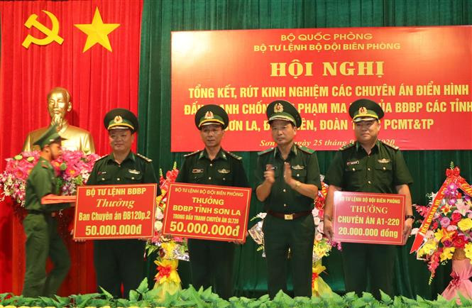 Thiếu tướng Lê Văn Phúc, Phó Tư lệnh Bộ đội Biên phòng trao tiền thưởng cho các đơn vị có thành tích xuất sắc trong đấu tranh phòng, chống tội phạm ma túy. Ảnh: Nguyễn Cường - TTXVN Kiên quyết đấu tranh phòng chống tội phạm ma túy trên khu vực biên giới Tây Bắc ảnh 2
