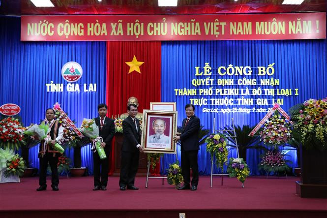 Phó Thủ tướng Chính phủ Trịnh Đình Dũng trao Quyết định công nhận thành phố Pleiku đạt tiêu chí đô thị loại I trực thuộc tỉnh Gia Lai. Ảnh: Hoài Nam - TTXVN Gia Lai công bố Quyết định công nhận thành phố Pleiku đạt tiêu chí đô thị loại I trực thuộc tỉnh ảnh 1