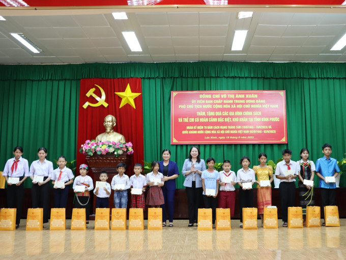 Phó Chủ tịch nước Võ Thị Ánh Xuân tặng quà cho học sinh khó khăn trên địa bàn huyện Lộc Ninh. Ảnh: K GỬIH-TTXVN Phó Chủ tịch nước Võ Thị Ánh Xuân thăm Đồn Biên phòng Cửa khẩu Hoàng Diệu, Bình Phước ảnh 4