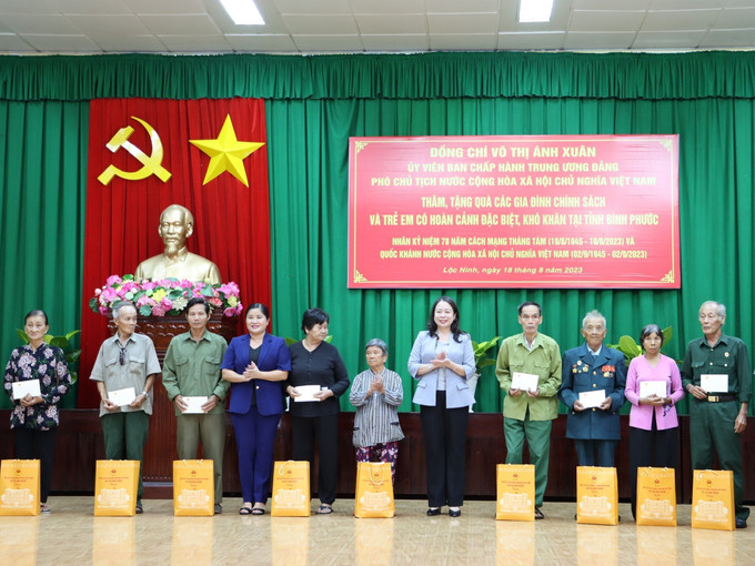 Phó Chủ tịch nước Võ Thị Ánh Xuân tặng quà cho gia đình chính sách tại huyện Lộc Ninh. Ảnh: K GỬIH-TTXVN Phó Chủ tịch nước Võ Thị Ánh Xuân thăm Đồn Biên phòng Cửa khẩu Hoàng Diệu, Bình Phước ảnh 3
