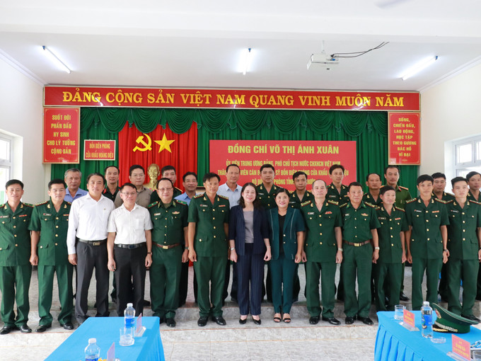 Phó Chủ tịch nước Võ Thị Ánh Xuân chụp ảnh lưu niệm cùng lãnh đạo tỉnh Bình Phước, lãnh đạo Bộ đội Biên phòng, các sở, ngành, chính quyền địa phương. Ảnh: K GỬIH-TTXVN Phó Chủ tịch nước Võ Thị Ánh Xuân thăm Đồn Biên phòng Cửa khẩu Hoàng Diệu, Bình Phước ảnh 1