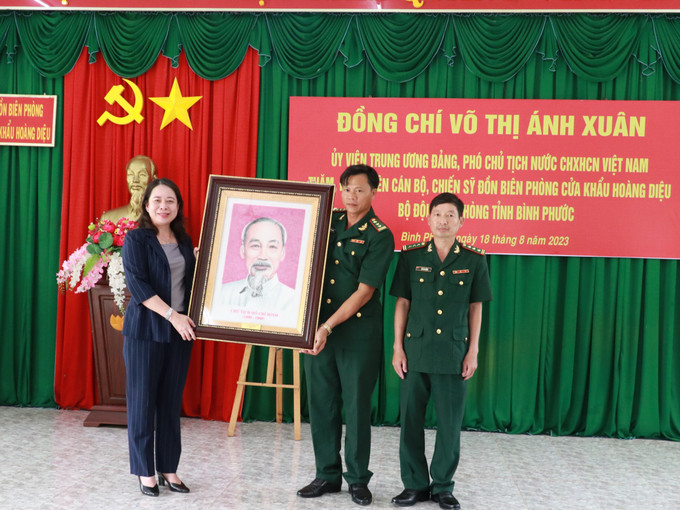 Phó Chủ tịch nước Võ Thị Ánh Xuân tặng ảnh Bác Hồ cho Đồn Biên phòng Cửa khẩu Hoàng Diệu. Ảnh: K GỬIH-TTXVN Phó Chủ tịch nước Võ Thị Ánh Xuân thăm Đồn Biên phòng Cửa khẩu Hoàng Diệu, Bình Phước ảnh 2