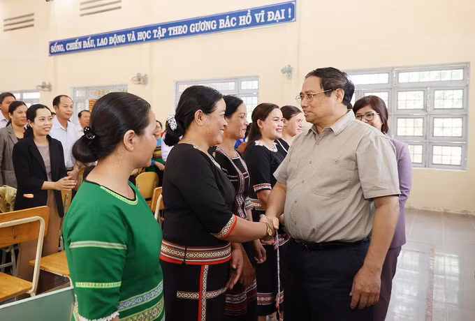 Thủ tướng Phạm Minh Chính kiểm tra công tác chuẩn bị năm học mới 2023-2024 tại Kon Tum ảnh 3