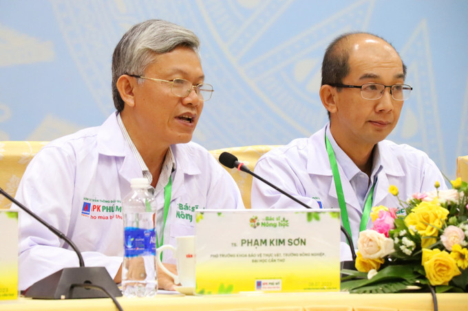 Tiến sĩ Nguyễn Kim Sơn, Phó trưởng Khoa Bảo vệ thực vật, Trường Nông nghiệp (Đại học Cần Thơ) tư vấn cho nông dân cách phòng trừ sâu bệnh trên cây sầu riêng. Ảnh: Thu Hiền - TTXVN “Bác sĩ nông học” đồng hành cùng nông dân Cần Thơ ảnh 2