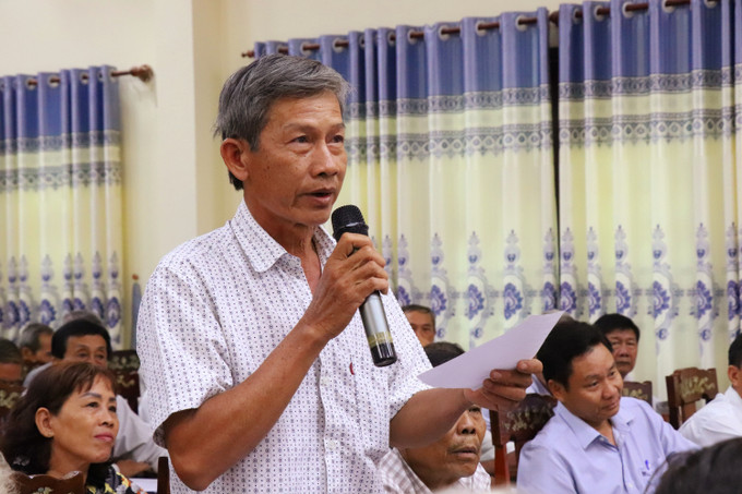 Nông dân Lê Văn Sơn, huyện Phong Điền nhờ chuyên gia giải đáp cách phòng trừ sâu bệnh trên cây sầu riêng. Ảnh: Thu Hiền - TTXVN “Bác sĩ nông học” đồng hành cùng nông dân Cần Thơ ảnh 4