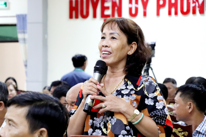 Bà Hồ Thị Châm (Phong Điền) nhờ doanh nghiệp tư vấn cách sử dụng phân bón chăm sóc sầu riêng. Ảnh: Thu Hiền - TTXVN “Bác sĩ nông học” đồng hành cùng nông dân Cần Thơ ảnh 3