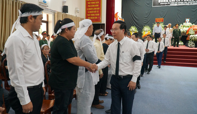Chủ tịch nước Võ Văn Thưởng chia buồn với gia quyến đồng chí Lê Phước Thọ. Ảnh: Ánh Tuyết - TTXVN Lãnh đạo Đảng, Nhà nước viếng đồng chí Lê Phước Thọ, nguyên Trưởng Ban Tổ chức Trung ương ảnh 3