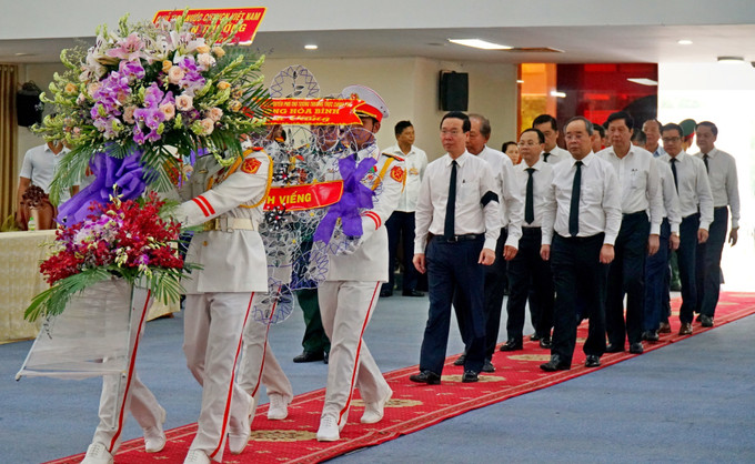 Chủ tịch nước Võ Văn Thưởng đến viếng đồng chí Lê Phước Thọ. Ảnh: Ánh Tuyết - TTXVN Lãnh đạo Đảng, Nhà nước viếng đồng chí Lê Phước Thọ, nguyên Trưởng Ban Tổ chức Trung ương ảnh 1