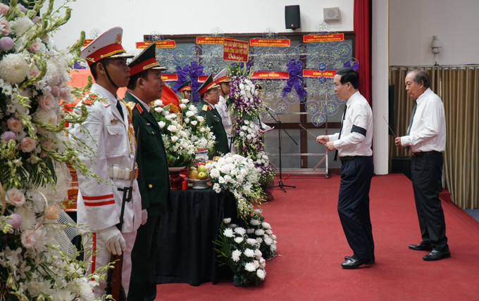 Chủ tịch nước Võ Văn Thưởng đến viếng đồng chí Lê Phước Thọ. Ảnh: Ánh Tuyết - TTXVN Lãnh đạo Đảng, Nhà nước viếng đồng chí Lê Phước Thọ, nguyên Trưởng Ban Tổ chức Trung ương ảnh 2