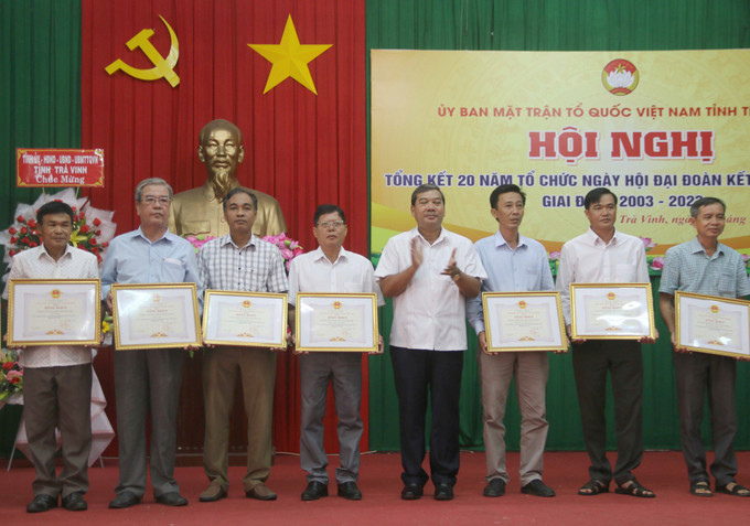Trao tăng bằng khen của Chủ tịch UBND tỉnh Trà Vinh cho các đại biểu có thành tích xuất sắc. Ảnh: Phúc Sơn – TTXVN Trà Vinh nhân rộng những giá trị tốt đẹp của Ngày hội Đại đoàn kết toàn dân tộc ảnh 2