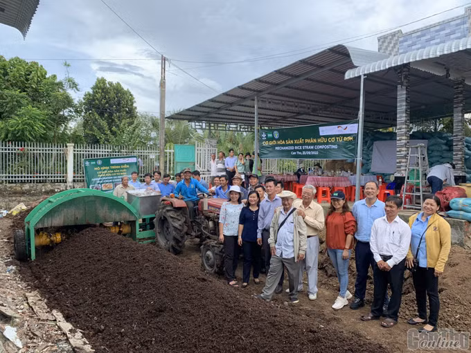 Sử dụng phân bón hữu cơ từ rơm rạ giúp giảm chi phí sản xuất lúa ở Cần Thơ ảnh 1
