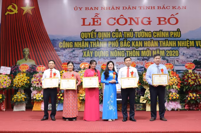 Thành phố Bắc Kạn đón Bằng công nhận đạt chuẩn nông thôn mới ảnh 2