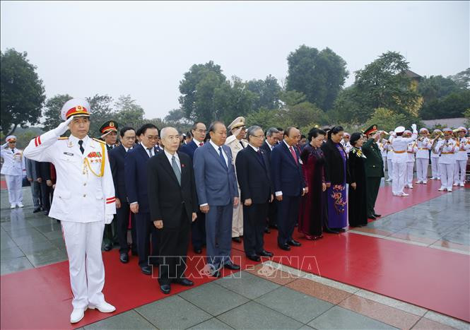 Các đồng chí lãnh đạo Đảng, Nhà nước cùng đại biểu dự Đại hội XIII của Đảng đặt vòng hoa và dâng hương tại Đài tưởng niệm các Anh hùng liệt sĩ trên đường Bắc Sơn, Hà Nội. Ảnh: TTXVN Các đại biểu dự Đại hội đại biểu toàn quốc lần thứ XIII của Đảng viếng Chủ tịch Hồ Chí Minh ảnh 5