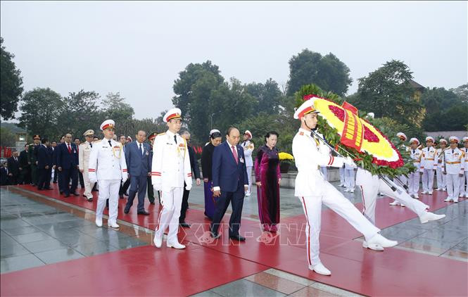 Các đồng chí lãnh đạo Đảng, Nhà nước cùng đại biểu dự Đại hội XIII của Đảng đặt vòng hoa và dâng hương tại Đài tưởng niệm các Anh hùng liệt sĩ trên đường Bắc Sơn, Hà Nội. Ảnh: TTXVN Các đại biểu dự Đại hội đại biểu toàn quốc lần thứ XIII của Đảng viếng Chủ tịch Hồ Chí Minh ảnh 4
