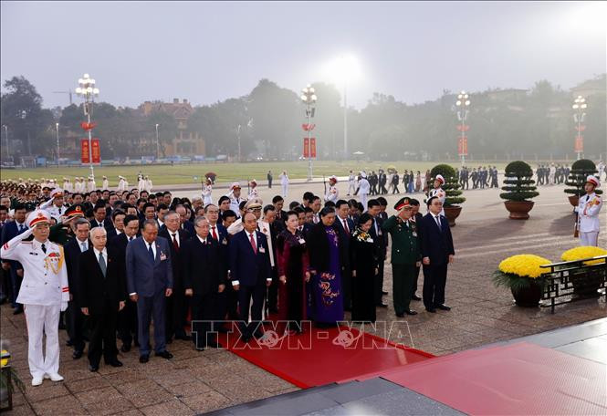 Các đồng chí lãnh đạo Đảng, Nhà nước cùng đại biểu dự Đại hội XIII của Đảng đặt vòng hoa và vào Lăng viếng Chủ tịch Hồ Chí Minh. Ảnh: TTXVN Các đại biểu dự Đại hội đại biểu toàn quốc lần thứ XIII của Đảng viếng Chủ tịch Hồ Chí Minh ảnh 2