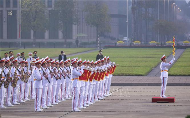 Đội quân nhạc cử hành lễ viếng tại Lăng Chủ tịch Hồ Chí Minh. Ảnh: TTXVN Các đại biểu dự Đại hội đại biểu toàn quốc lần thứ XIII của Đảng viếng Chủ tịch Hồ Chí Minh ảnh 3