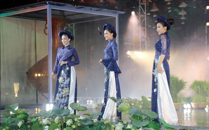Các mẫu áo dài thuộc Bộ sưu tập "Đêm nguồn cội" của Nhà thiết kế Việt Hùng. Ảnh: Mỹ Phương – TTXVN Khai mạc Lễ hội Áo dài "Tôi yêu áo dài Việt Nam" ảnh 6