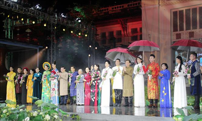 Đại diện Lãnh đạo Thành phố Hồ Chí Minh tặng hoa cho Đại sứ hình ảnh của Lễ hội Áo dài Thành phố Hồ Chí Minh lần thứ 7 – năm 2020. Ảnh: Mỹ Phương - TTXVN Khai mạc Lễ hội Áo dài "Tôi yêu áo dài Việt Nam" ảnh 1
