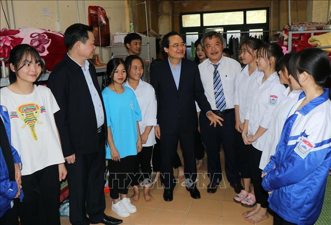 Bộ trưởng Phùng Xuân Nhạ tặng 1 ti vi và 20 giàn máy vi tính cho Trường Phổ thông Dân tộc nội trú tỉnh Bắc Kạn. Ảnh: Vũ Hoàng Giang – TTXVN Triển khai chương trình “Điều ước cho em” tại tỉnh Bắc Kạn ảnh 5