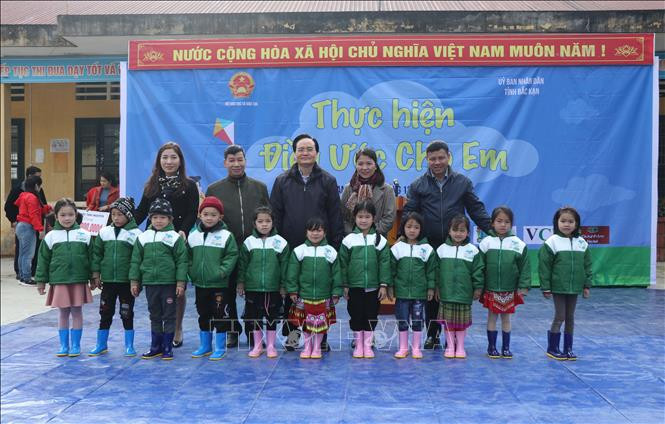 Bộ trưởng Phùng Xuân Nhạ chụp ảnh chung với các em học sinh Trường Phổ thông Dân tộc bán trú Tiểu học và Trung học cơ sở Nhạn Môn, xã Nhạn Môn, huyện Pác Nặm. Ảnh: Vũ Hoàng Giang - TTXVN Triển khai chương trình “Điều ước cho em” tại tỉnh Bắc Kạn ảnh 2