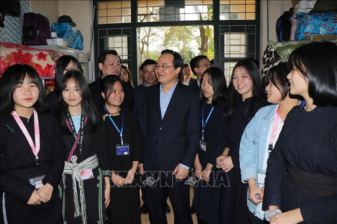 Bộ trưởng Bộ Giáo dục và Đào tạo Phùng Xuân Nhạ đi thăm cơ sở vật chất của Trường Phổ thông Dân tộc nội trú tỉnh Bắc Kạn. Ảnh: Vũ Hoàng Giang – TTXVN Triển khai chương trình “Điều ước cho em” tại tỉnh Bắc Kạn ảnh 4