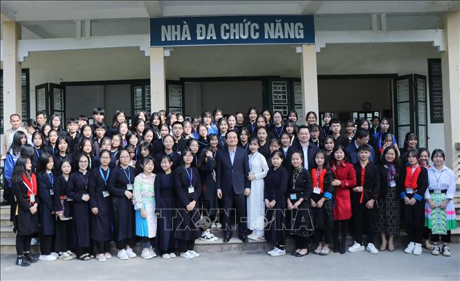 Bộ trưởng Bộ Giáo dục và Đào tạo Phùng Xuân Nhạ chụp ảnh cùng toàn thể học sinh của Trường Phổ thông Dân tộc nội trú tỉnh Bắc Kạn. Ảnh: Vũ Hoàng Giang – TTXVN Triển khai chương trình “Điều ước cho em” tại tỉnh Bắc Kạn ảnh 3