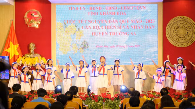 Chúc Tết cán bộ, chiến sỹ, nhân dân tại huyện đảo Trường Sa ảnh 3