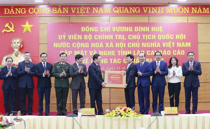 Chủ tịch Quốc hội Vương Đình Huệ tặng quà Tết cho Ban Thường vụ Tỉnh ủy Lào Cai . Ảnh: Doãn Tấn - TTXVN Chủ tịch Quốc hội Vương Đình Huệ thăm làm việc, chúc Tết tại tỉnh Lào Cai ảnh 2
