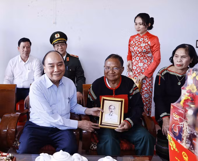 Chủ tịch nước Nguyễn Xuân Phúc thăm, tặng quà người có hoàn cảnh khó khăn tại Đắk Lắk ảnh 6