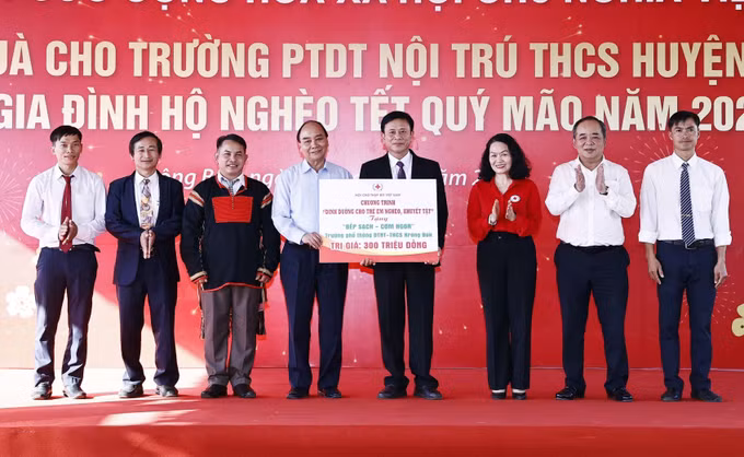 Chủ tịch nước Nguyễn Xuân Phúc thăm, tặng quà người có hoàn cảnh khó khăn tại Đắk Lắk ảnh 4