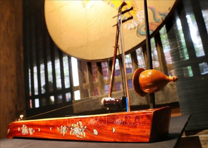 Đàn bầu trưng bày tại triển lãm. Ảnh: Tuấn Đức - TTXVN Phố cổ Hà Nội ngân vang nhạc cụ truyền thống làng Đào Xá ảnh 3