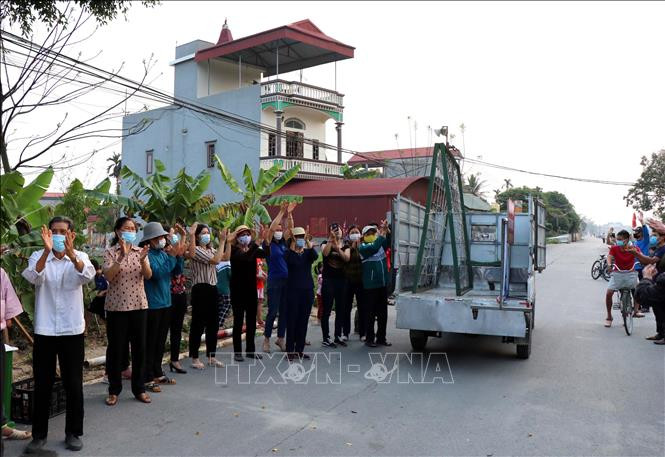 Niềm vui người dân thôn Nhiêu Đậu khi được dỡ bỏ phong tỏa. Ảnh: Đinh Văn Nhiều-TTXVN Dịch COVID-19: Dỡ bỏ phong tỏa, người dân Nhiêu Đậu (Bắc Ninh) vỡ òa niềm vui ảnh 2