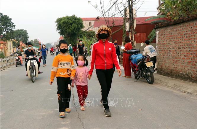 Niềm vui người dân thôn Nhiêu Đậu khi được dỡ bỏ phong tỏa. Ảnh: Đinh Văn Nhiều-TTXVN Dịch COVID-19: Dỡ bỏ phong tỏa, người dân Nhiêu Đậu (Bắc Ninh) vỡ òa niềm vui ảnh 4