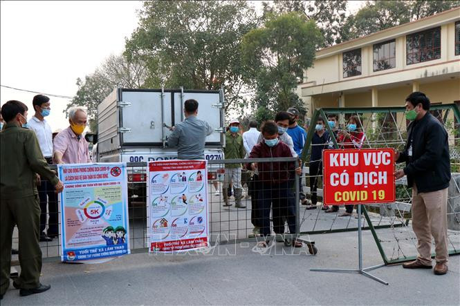 Chính quyền xã Lâm Thao, huyện Lương Tài dỡ bỏ chốt kiểm dịch thôn Nhiêu Đậu. Ảnh: Đinh Văn Nhiều-TTXVN Dịch COVID-19: Dỡ bỏ phong tỏa, người dân Nhiêu Đậu (Bắc Ninh) vỡ òa niềm vui ảnh 1