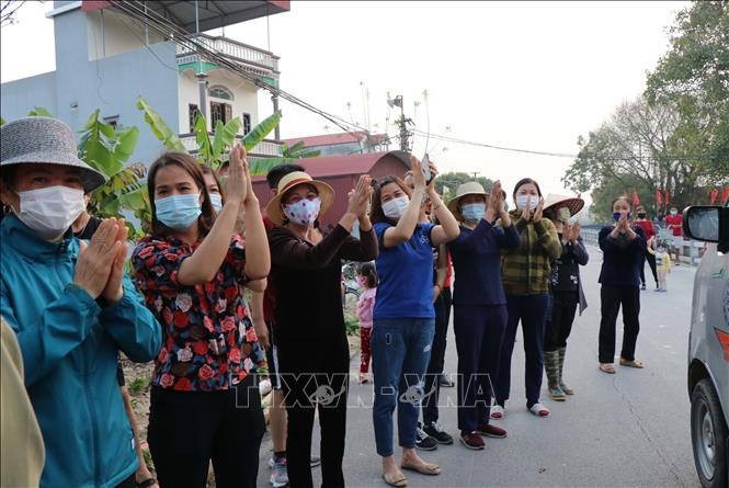 Niềm vui người dân thôn Nhiêu Đậu khi được dỡ bỏ phong tỏa. Ảnh: Đinh Văn Nhiều-TTXVN Dịch COVID-19: Dỡ bỏ phong tỏa, người dân Nhiêu Đậu (Bắc Ninh) vỡ òa niềm vui ảnh 3