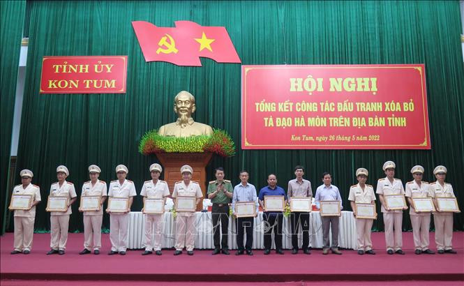 Tặng Bằng khen của Bộ trưởng Bộ Công an cho 5 tập thể và 12 cá nhân vì có thành tích trong công tác đấu tranh xóa bỏ tà đạo Hà Mòn, góp phần bảo vệ an ninh quốc gia, bảo đảm trật tự, an toàn xã hội. Ảnh: Cao Nguyên – TTXVN Quyết liệt đấu tranh xóa bỏ tà đạo Hà Mòn ảnh 2