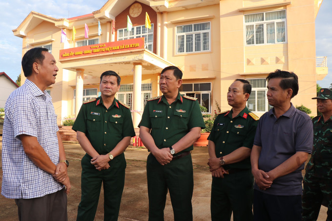 Thượng tướng Huỳnh Chiến Thắng kiểm tra hiện trường tại trụ sở xã Ea Ktur. Ảnh: Phan Anh Dũng - TTXVN Vụ dùng súng tấn công tại Đắk Lắk: Đoàn công tác Bộ Quốc phòng kiểm tra hiện trường vụ việc ảnh 2