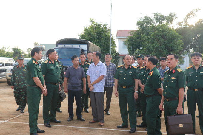 Thượng tướng Huỳnh Chiến Thắng kiểm tra hiện trường tại trụ sở xã Ea Ktur. Ảnh: Phan Anh Dũng - TTXVN Vụ dùng súng tấn công tại Đắk Lắk: Đoàn công tác Bộ Quốc phòng kiểm tra hiện trường vụ việc ảnh 1