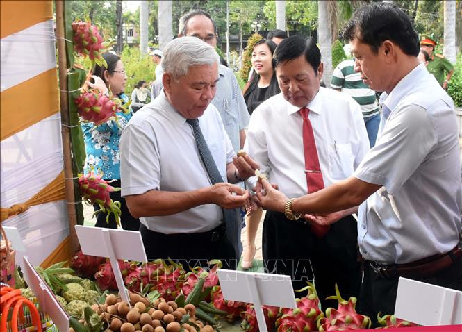 Lãnh đạo tỉnh Sóc Trăng tham quan các gian hàng sản phẩm tại hội chợ. Ảnh: Trung Hiếu - TTXVN Hội chợ xúc tiến thương mại sản phẩm OCOP và đặc sản vùng miền Sóc Trăng 2020 ảnh 2