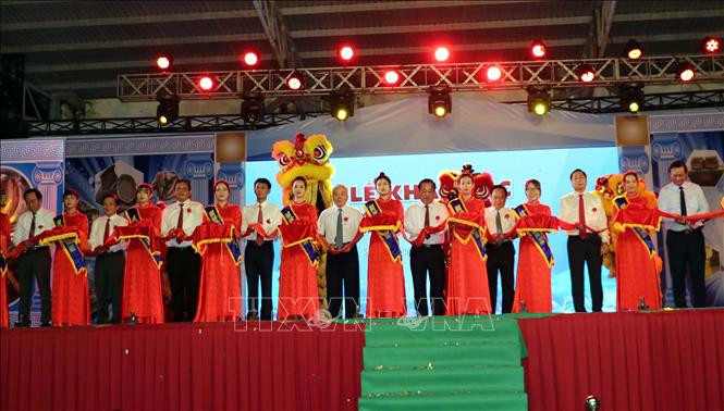 Các đại biểu cắt băng khai mạc hội chợ. Ảnh: Trung Hiếu - TTXVN Hội chợ xúc tiến thương mại sản phẩm OCOP và đặc sản vùng miền Sóc Trăng 2020 ảnh 1
