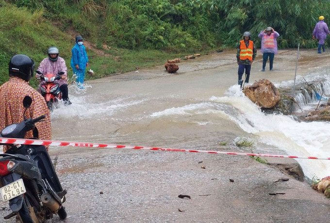 Xã Măng Ri (huyện Tu Mơ Rông, tỉnh Kon Tum) cho lực lượng canh giữ, hỗ trợ người dân qua cống bị sập. Ảnh: baokontum.com.vn Kon Tum khắc phục thiệt hại đợt mưa lũ ảnh 1